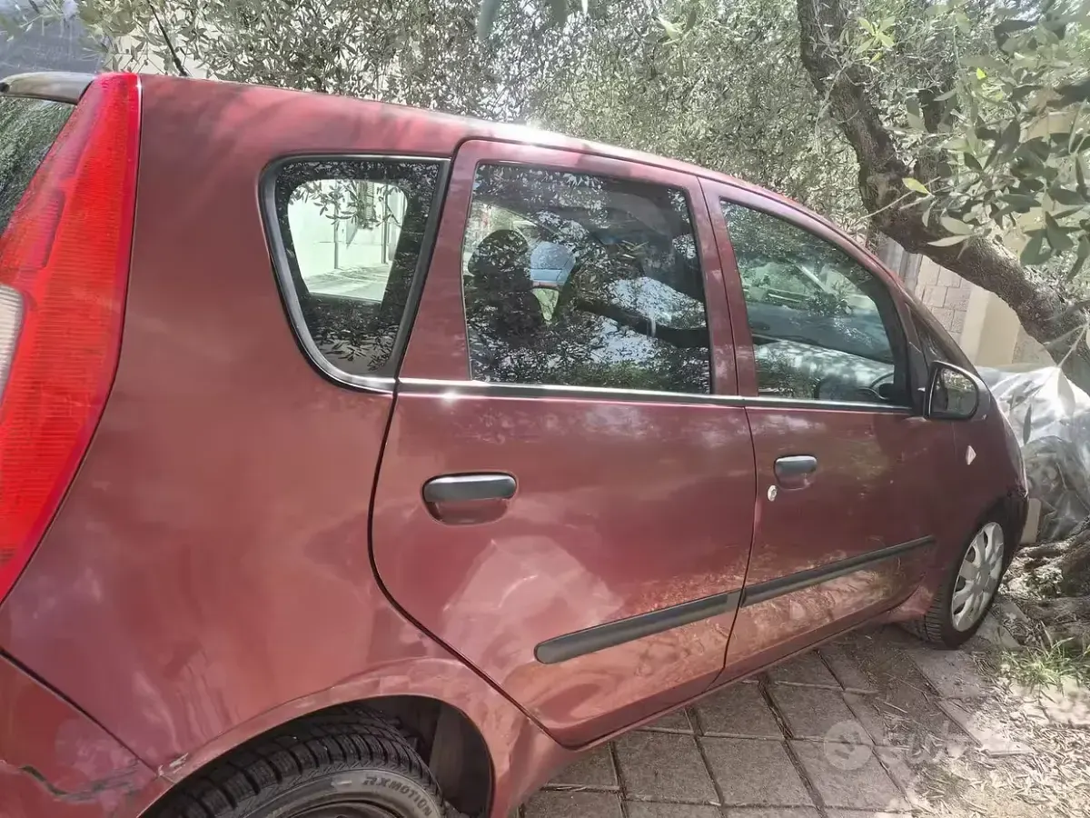 Usata Mitsubishi Colt 109 CV (80 kW) 2005 Marrone Utilitaria