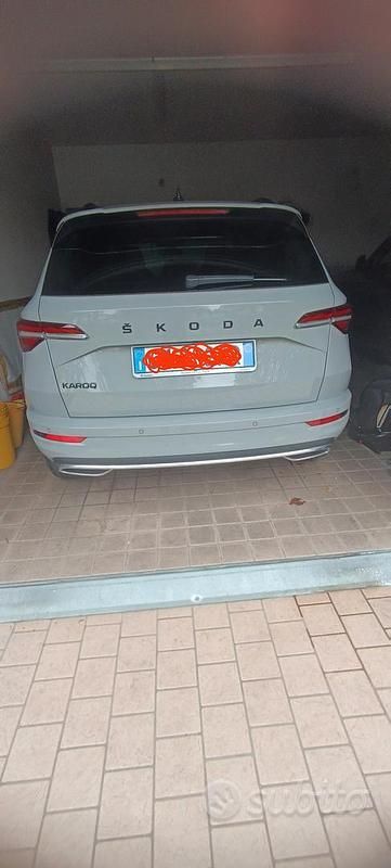 Grigio Usata 2023 Skoda Karoq SportLine SUV | 26.500 € (Buon prezzo) - Immagine 1/4