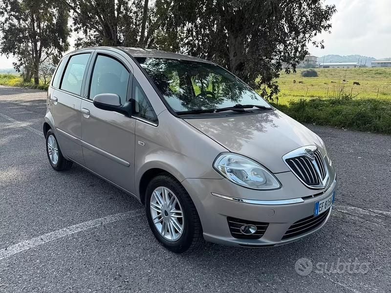 Usata Lancia Musa 95 CV (69 kW) 2011 Grigio Monovolume