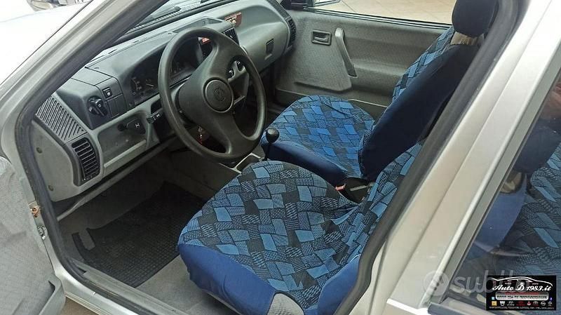 Usata Opel Corsa 54 CV (39 kW) 1990 Grigio Berlina