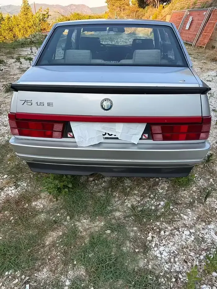 Usata Alfa Romeo 75 105 CV (77 kW) 1992 Grigio Berlina