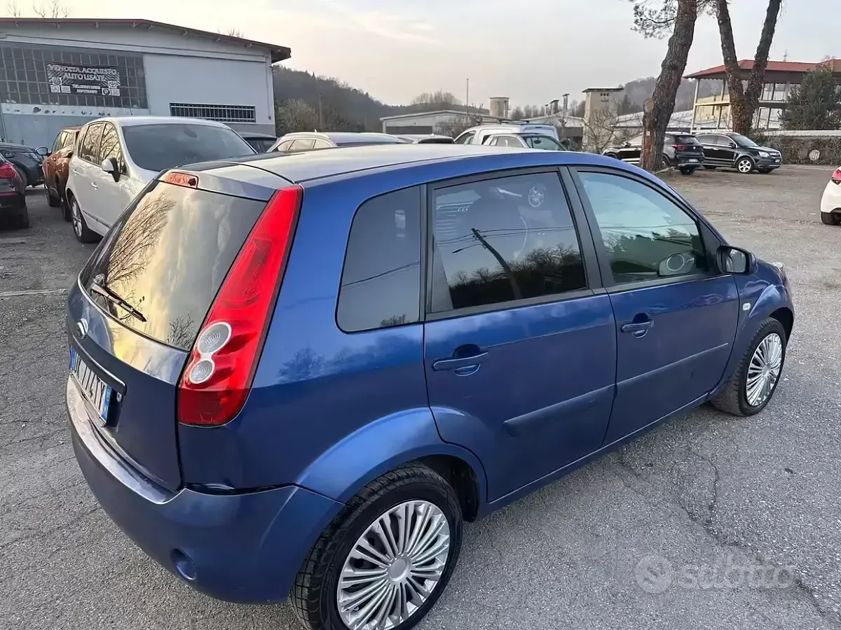 Usata Ford Fiesta Titanium 75 CV (55 kW) 2007 Blu Utilitaria