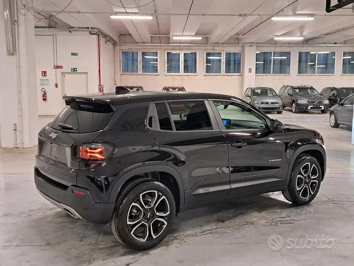 Usado Jeep Avenger Summit 101 HP (74 kW) 2024 Preto SUV