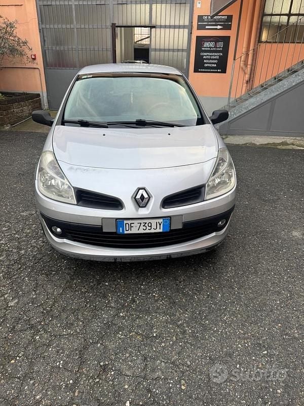 Usata Renault Clio II Dynamique 75 CV (55 kW) 2007 Grigio Berlina