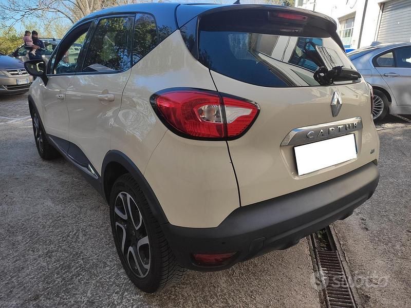 Usata Renault Captur 90 CV (66 kW) 2016 Beige SUV