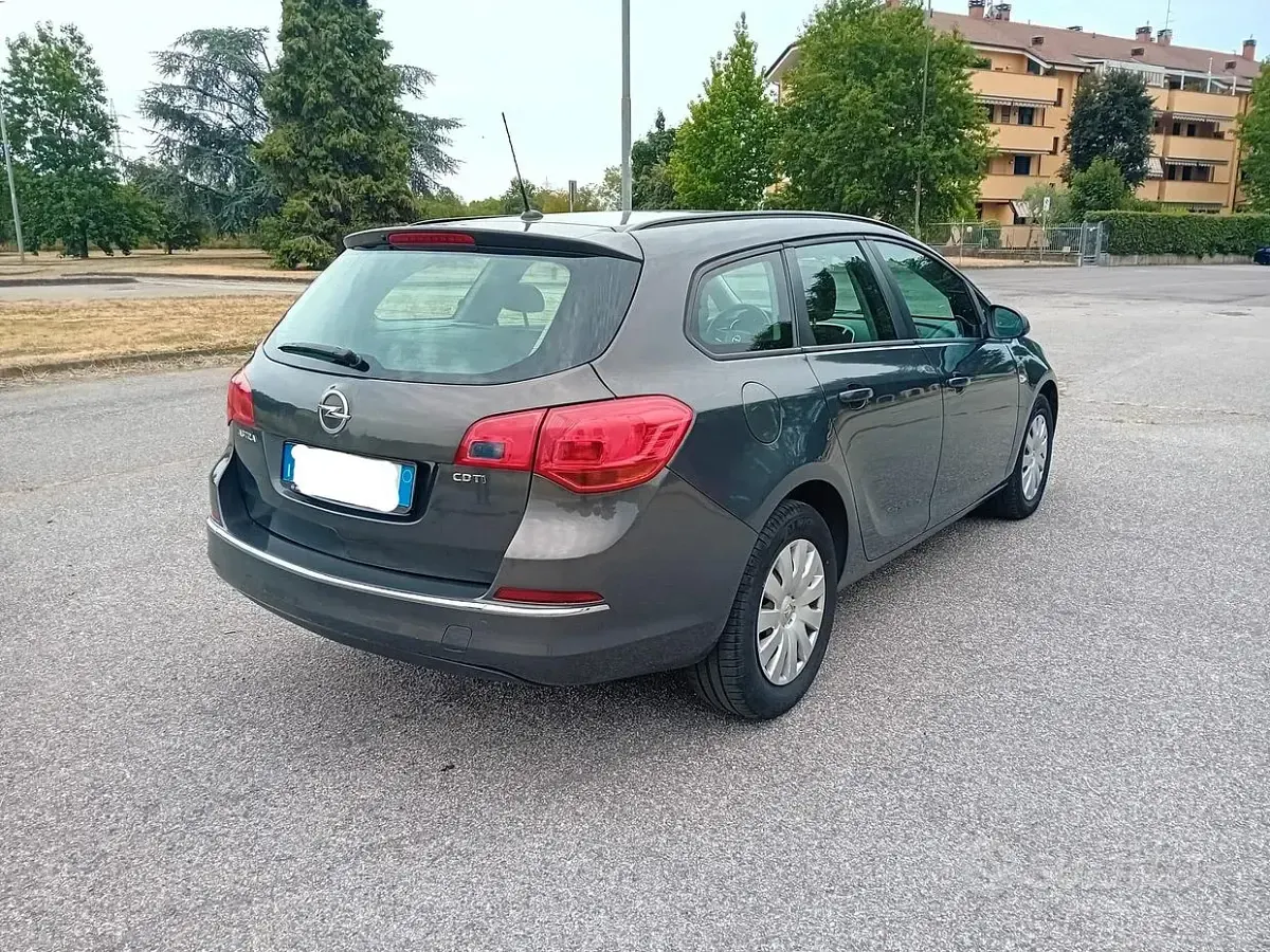 Usata Opel Astra Cosmo 110 CV (80 kW) 2014 Grigio Station wagon