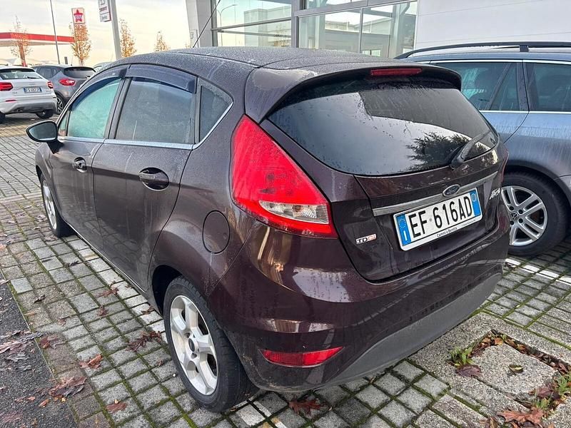 Usata Ford Fiesta Titanium 70 CV (51 kW) 2011 Rosso Utilitaria