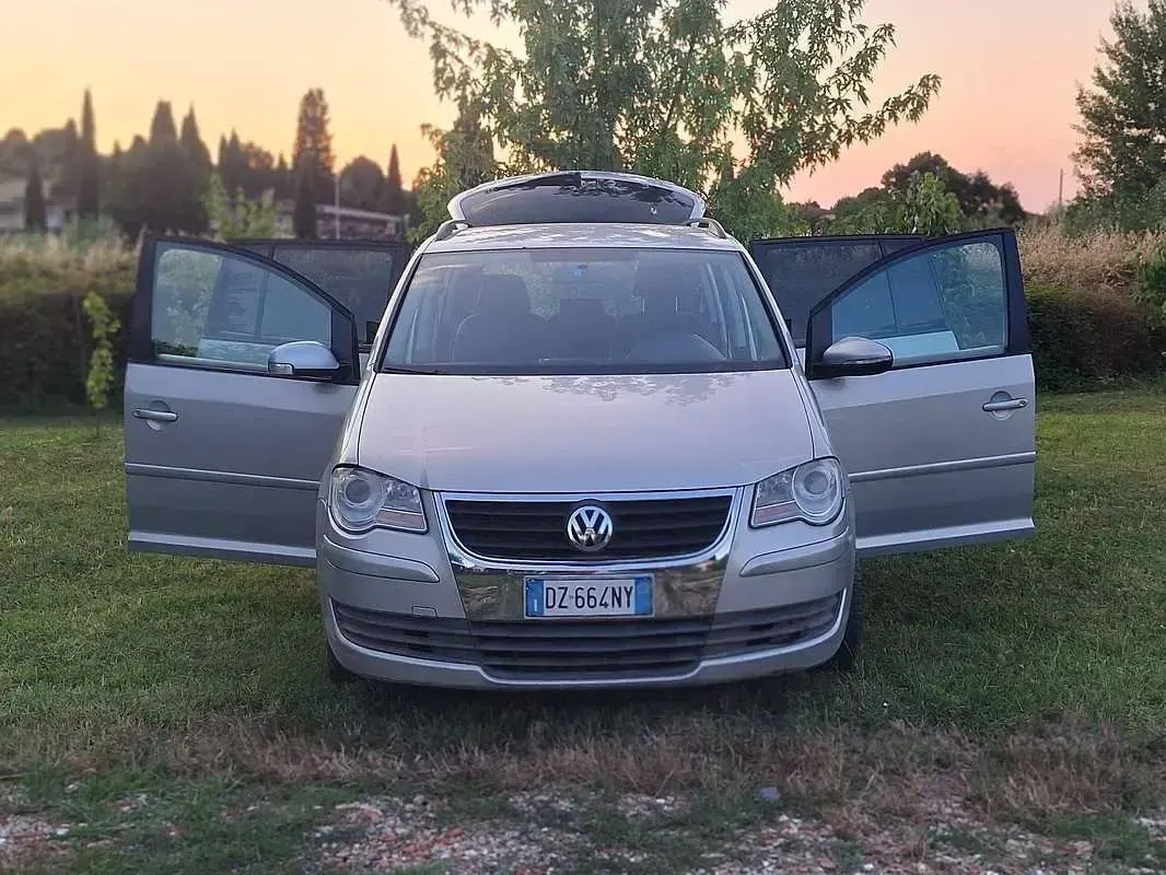 Usata VW Touran Trendline 150 CV (110 kW) 2009 Argento Monovolume