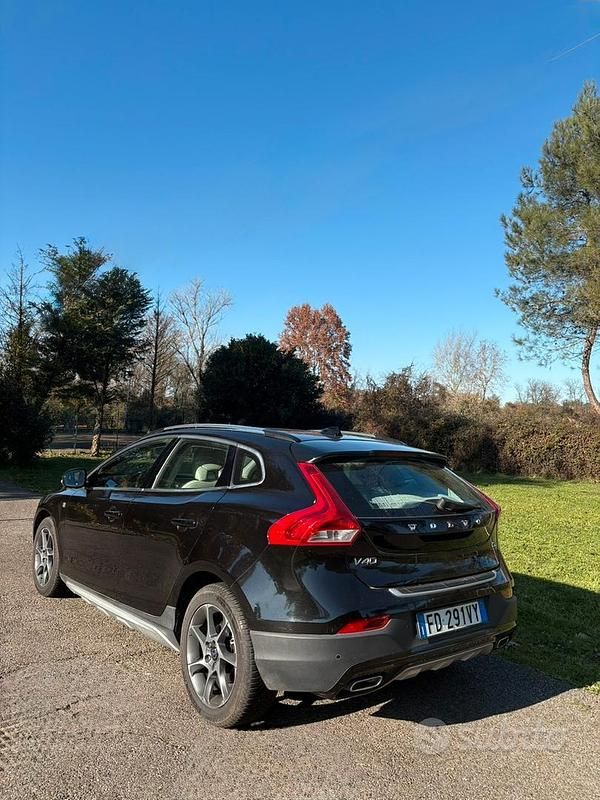 Usata Volvo V40 CC Business Edition 120 CV (88 kW) 2016 Nero Station wagon