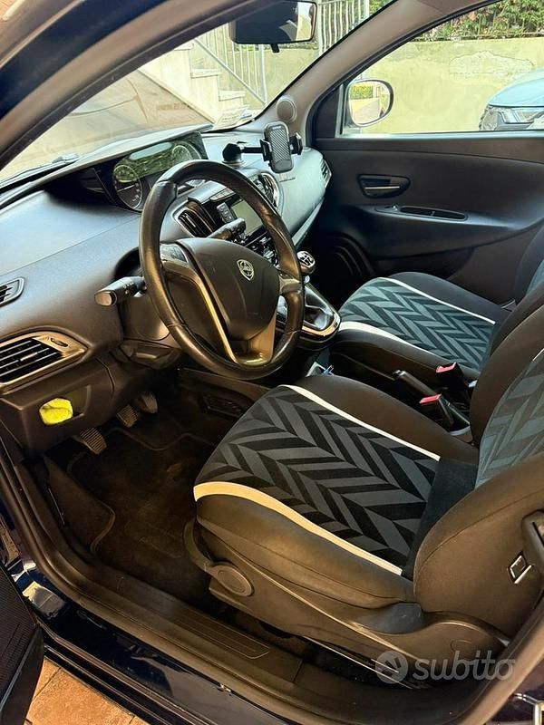 Usata Lancia Ypsilon Gold 69 CV (50 kW) 2018 Blu Utilitaria