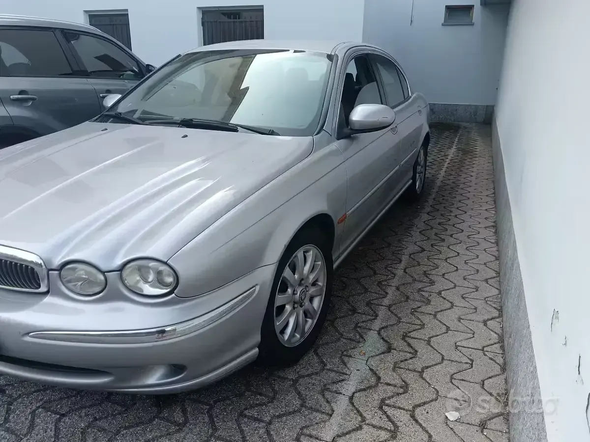 Usata Jaguar X-type 196 CV (144 kW) 2002 Grigio Berlina