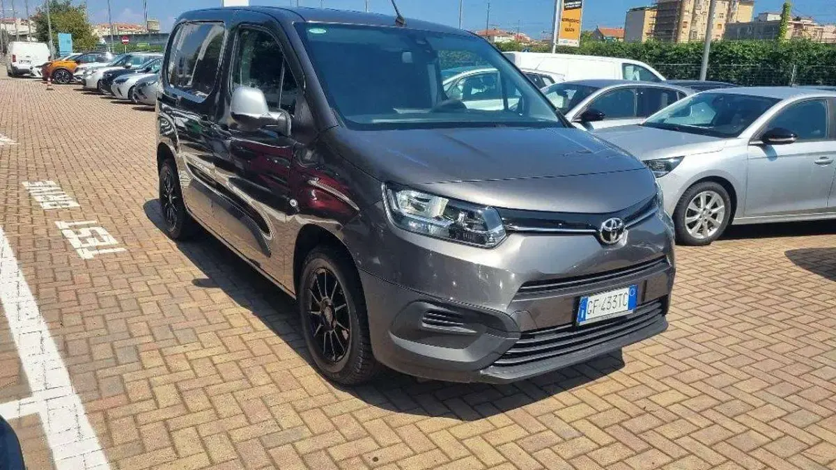 Usata Toyota Proace City City 131 CV (96 kW) 2021 Grigio scuro Monovolume