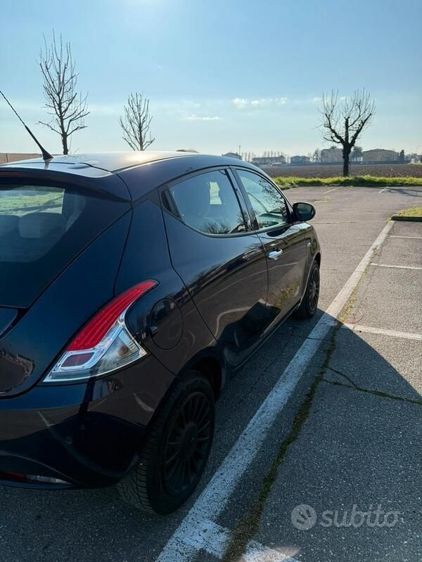 Usata Lancia Ypsilon Platinum 69 CV (50 kW) 2016 Blu Utilitaria