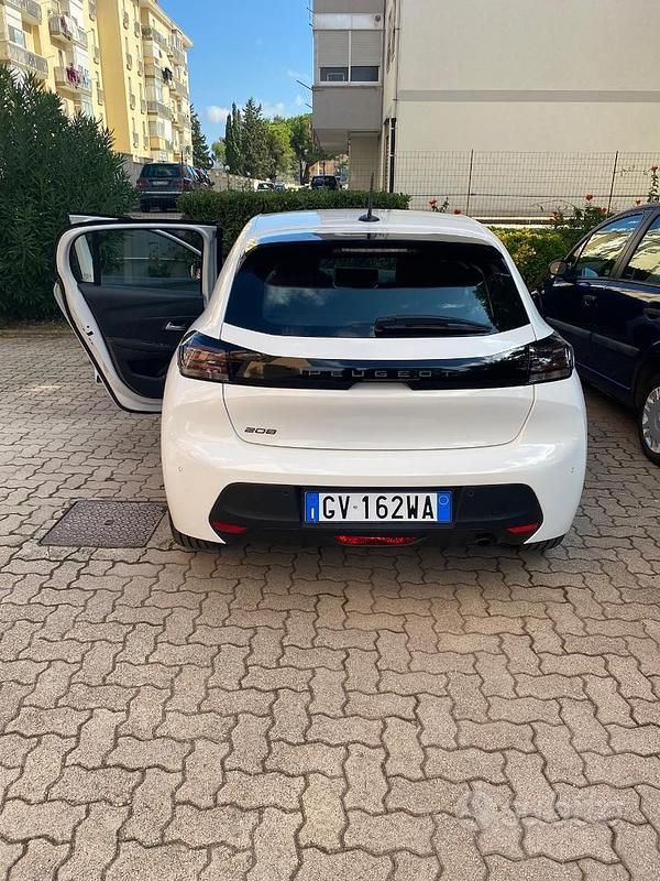 Usata Peugeot 208 101 CV (74 kW) 2024 Bianco Utilitaria