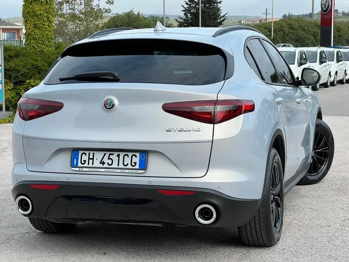 Usata Alfa Romeo Stelvio Business 160 CV (117 kW) 2022 Argento SUV