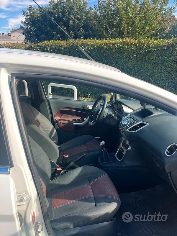 Usata Ford Fiesta 69 CV (50 kW) 2012 Bianco Utilitaria