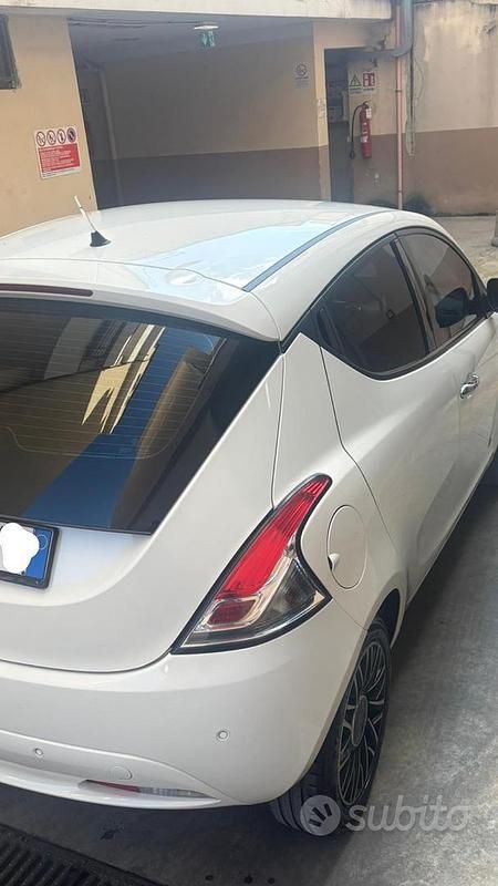 Usata Lancia Ypsilon Gold 95 CV (69 kW) 2018 Bianco Utilitaria