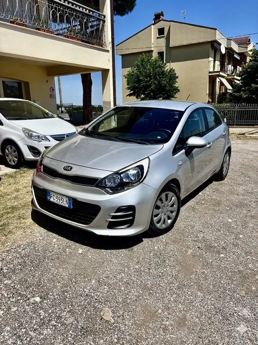 Usata Kia Rio Active 83 CV (61 kW) 2017 Argento Berlina