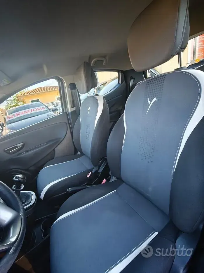 Usata Lancia Ypsilon Gold 69 CV (50 kW) 2015 Grigio Utilitaria