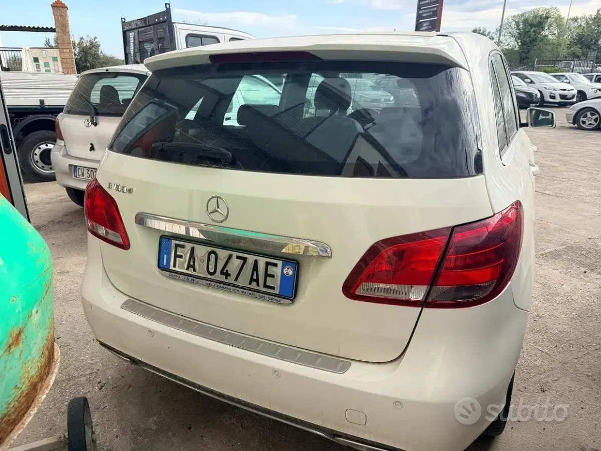 Usata Mercedes B160 Executive 90 CV (66 kW) 2015 Bianco Utilitaria