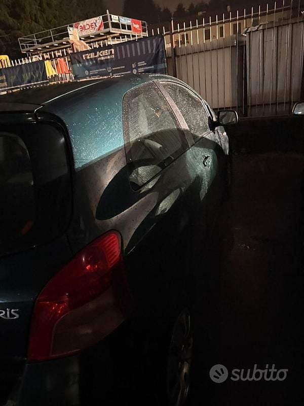 Usata Toyota Yaris 69 CV (50 kW) 2007 Verde Utilitaria