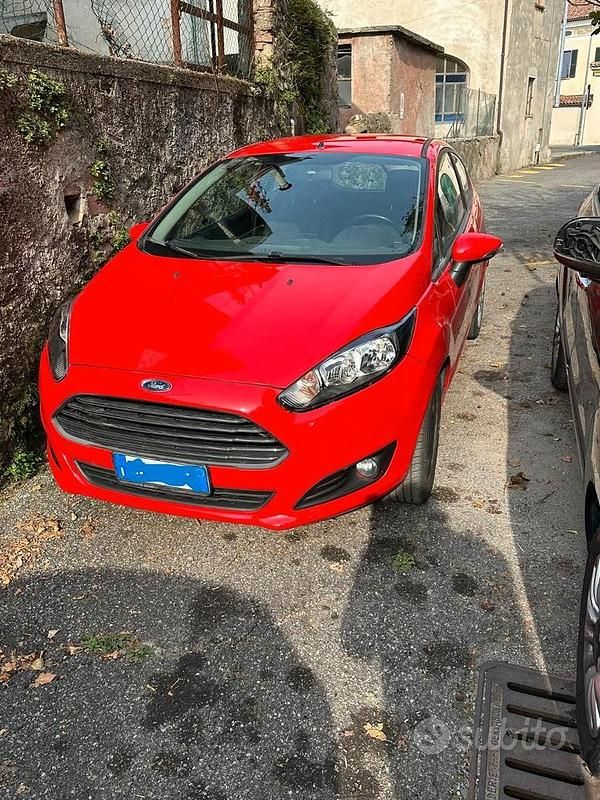 Usata Ford Fiesta 75 CV (55 kW) 2017 Rosso Utilitaria