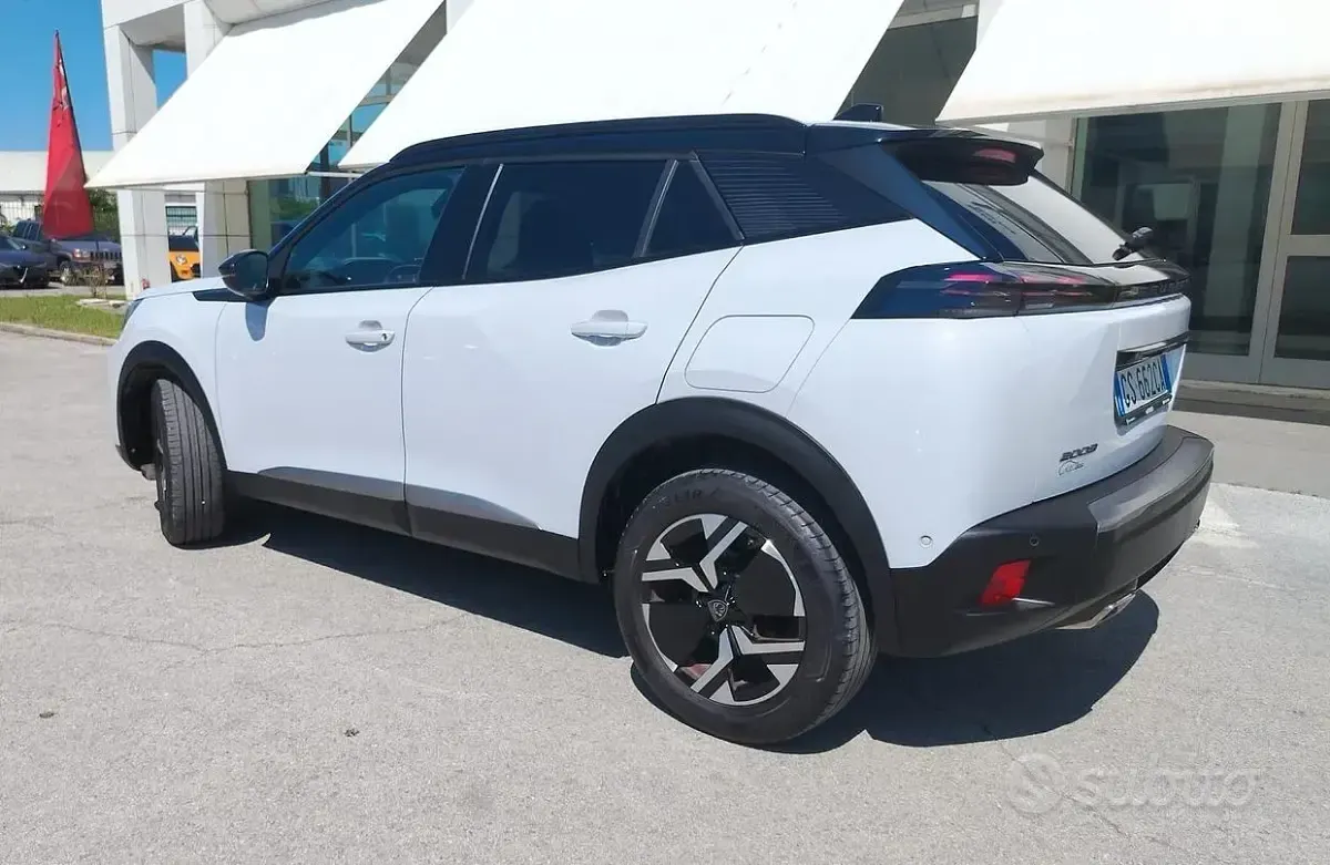 Usata Peugeot 2008 GT 130 CV (95 kW) 2024 Bianco SUV