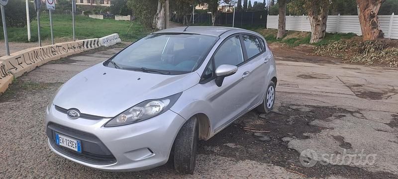 Grigio Usata 2011 Ford Fiesta Tre volumi | 4800 € (Buon prezzo) - Immagine 1/4