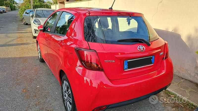 Usata Toyota Yaris 69 CV (50 kW) 2015 Rosso Utilitaria