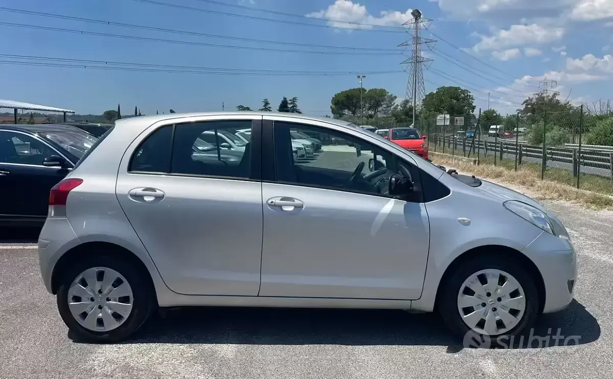 Usata Toyota Yaris 100 CV (73 kW) 2009 Argento Utilitaria