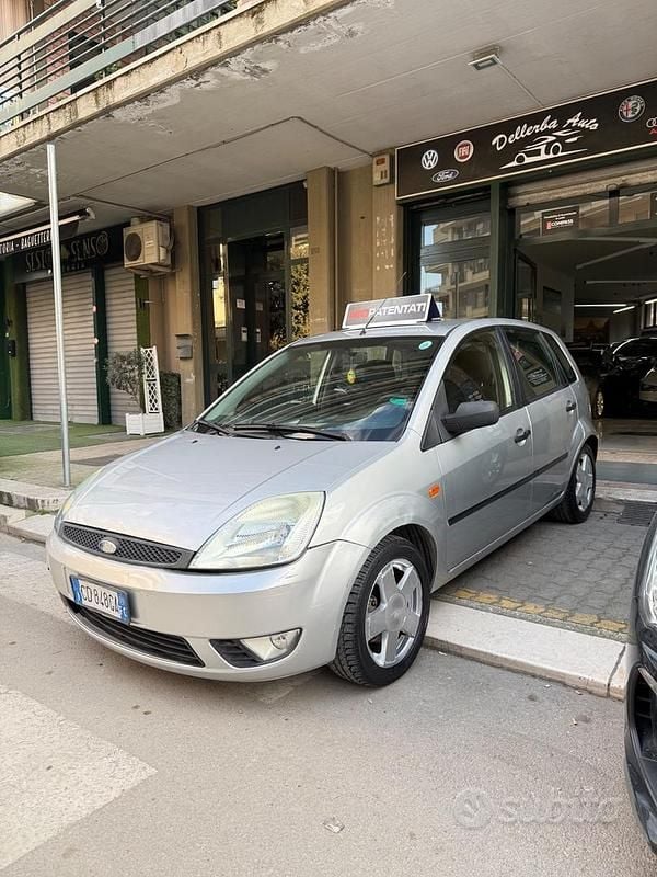 Usata Ford Fiesta Ghia 70 CV (51 kW) 2005 Grigio Utilitaria