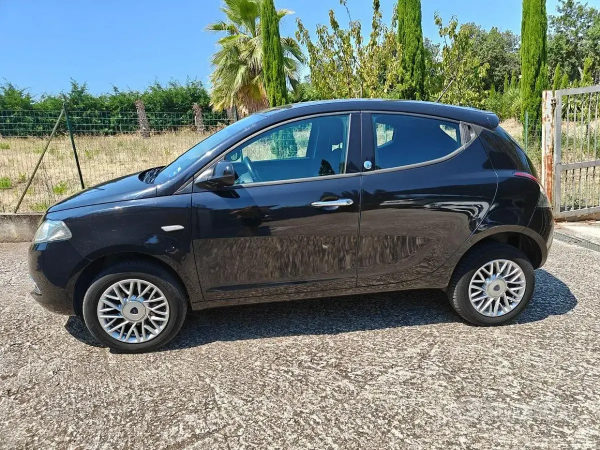 Usata Lancia Ypsilon 85 CV (62 kW) 2014 Nero Utilitaria