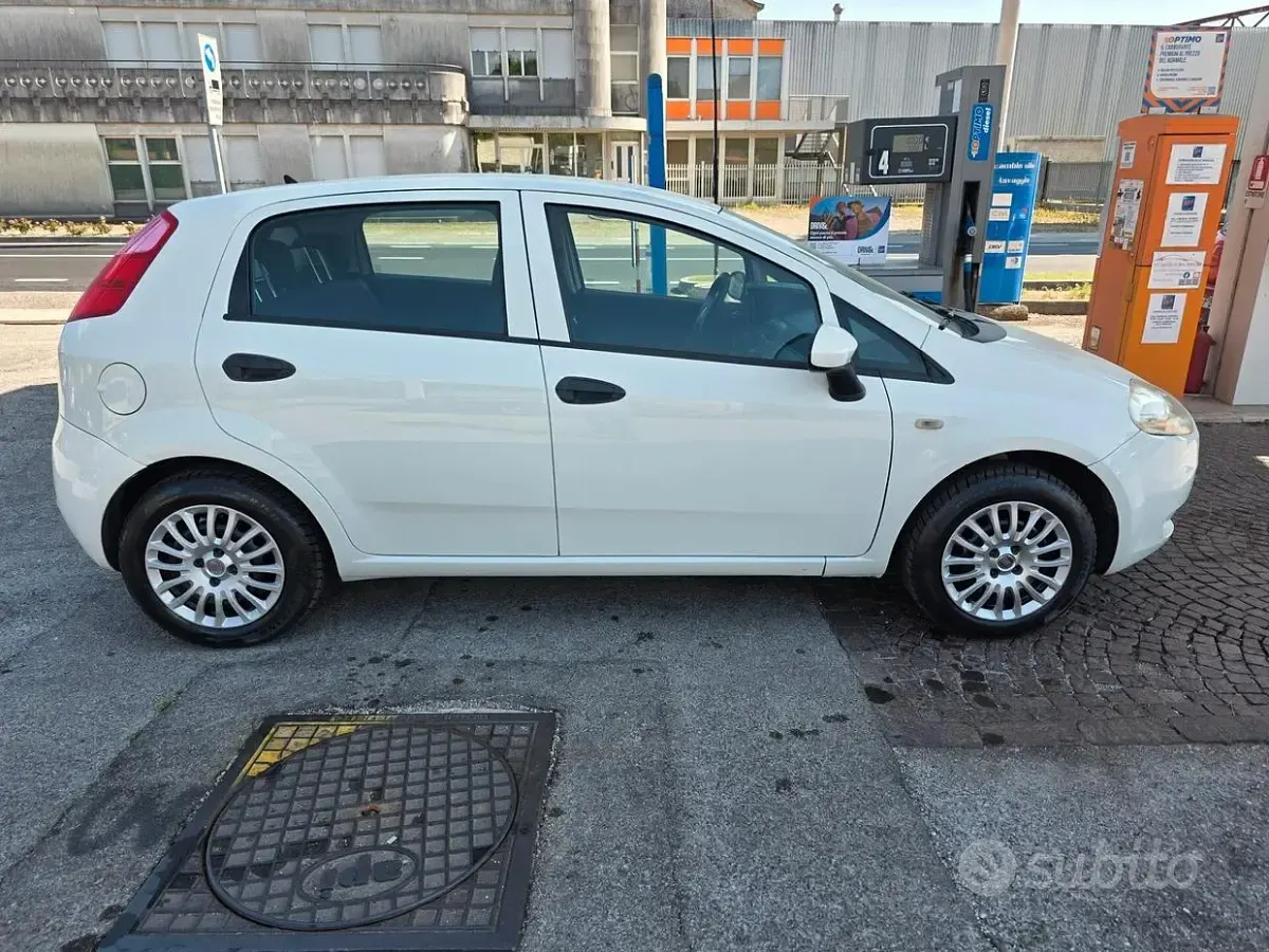 Usata Fiat Grande Punto 75 CV (55 kW) 2009 Bianco Utilitaria