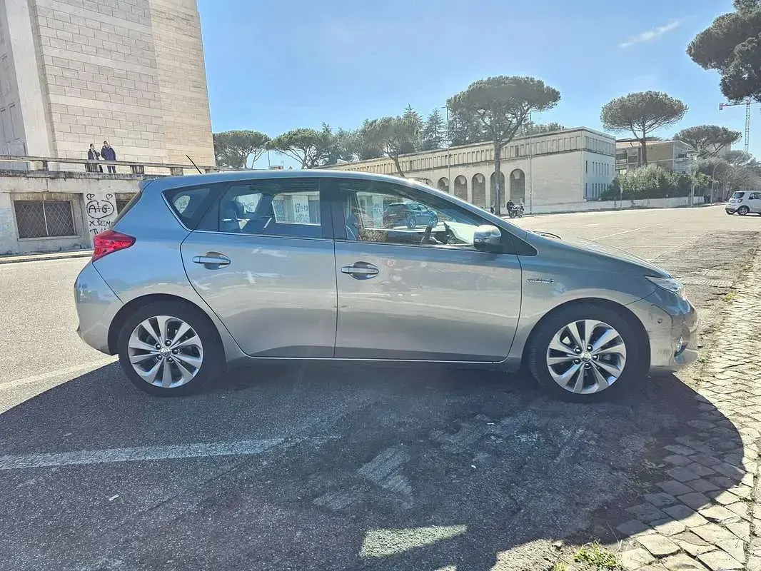 Usata Toyota Auris Hybrid Lounge 99 CV (72 kW) 2014 Argento Berlina