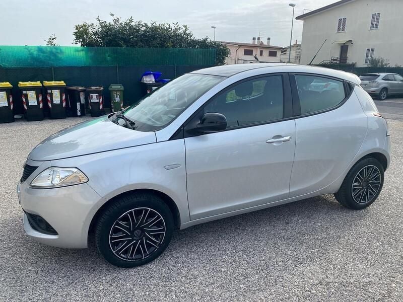 Usata Lancia Ypsilon 69 CV (50 kW) 2019 Grigio Utilitaria