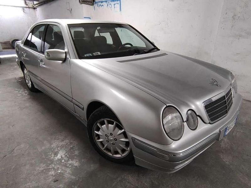 Usata Mercedes E270 Elegance 170 CV (125 kW) 2000 Grigio Berlina