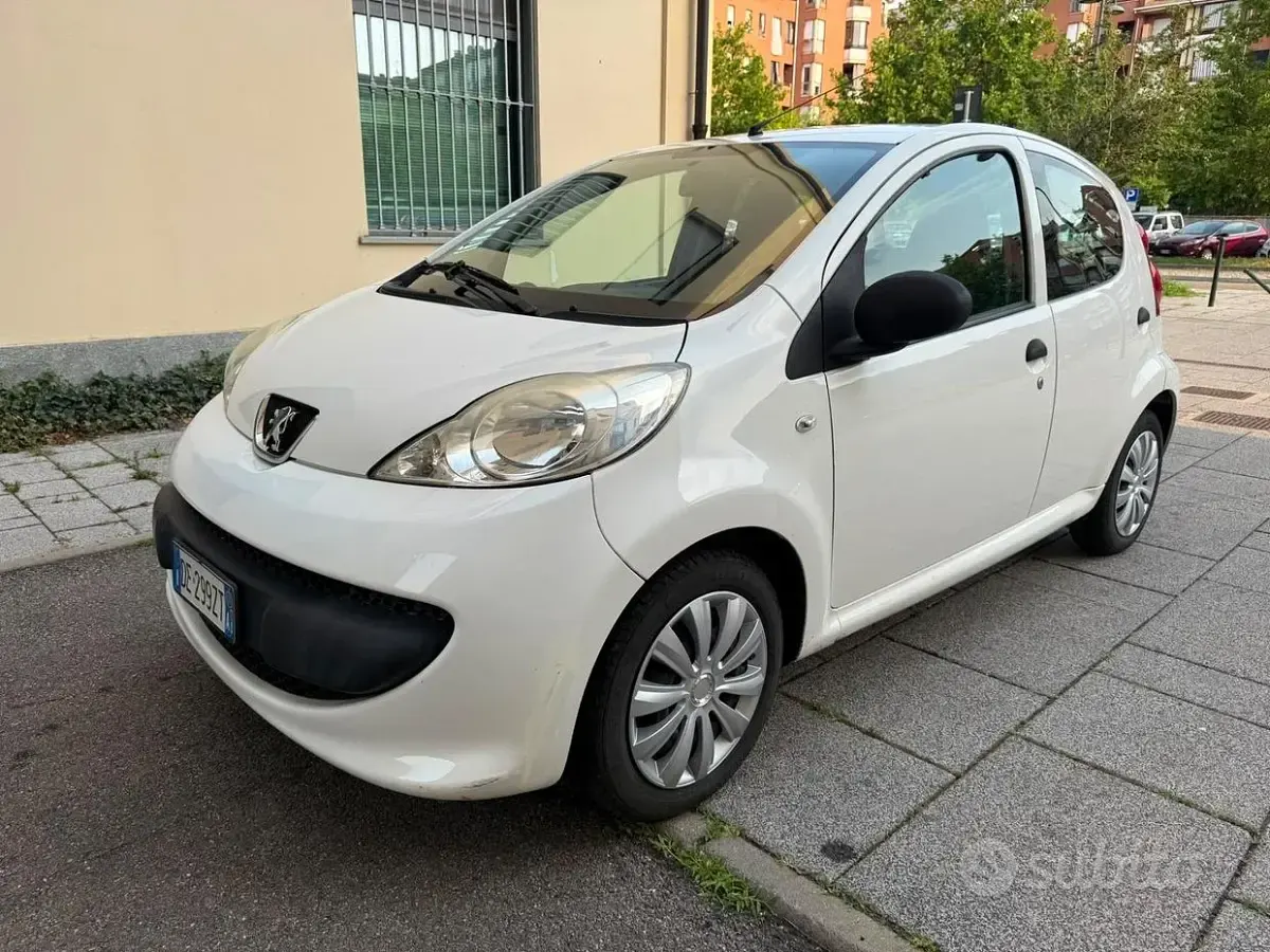 Usata Peugeot 107 68 CV (50 kW) 2007 Bianco Utilitaria