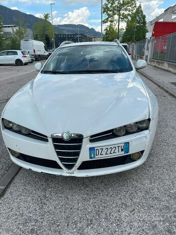 Bianco Usata 2009 Alfa Romeo 159 Station wagon | 1800 € (Ottimo prezzo) - Immagine 1/3