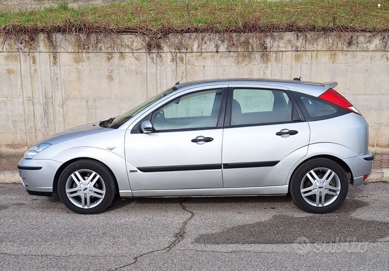 Usata Ford Focus Zetec 116 CV (85 kW) 2002 Grigio Berlina