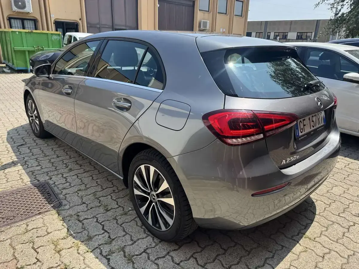 Usata Mercedes A250 Business 160 CV (117 kW) 2021 Grigio montagna Berlina