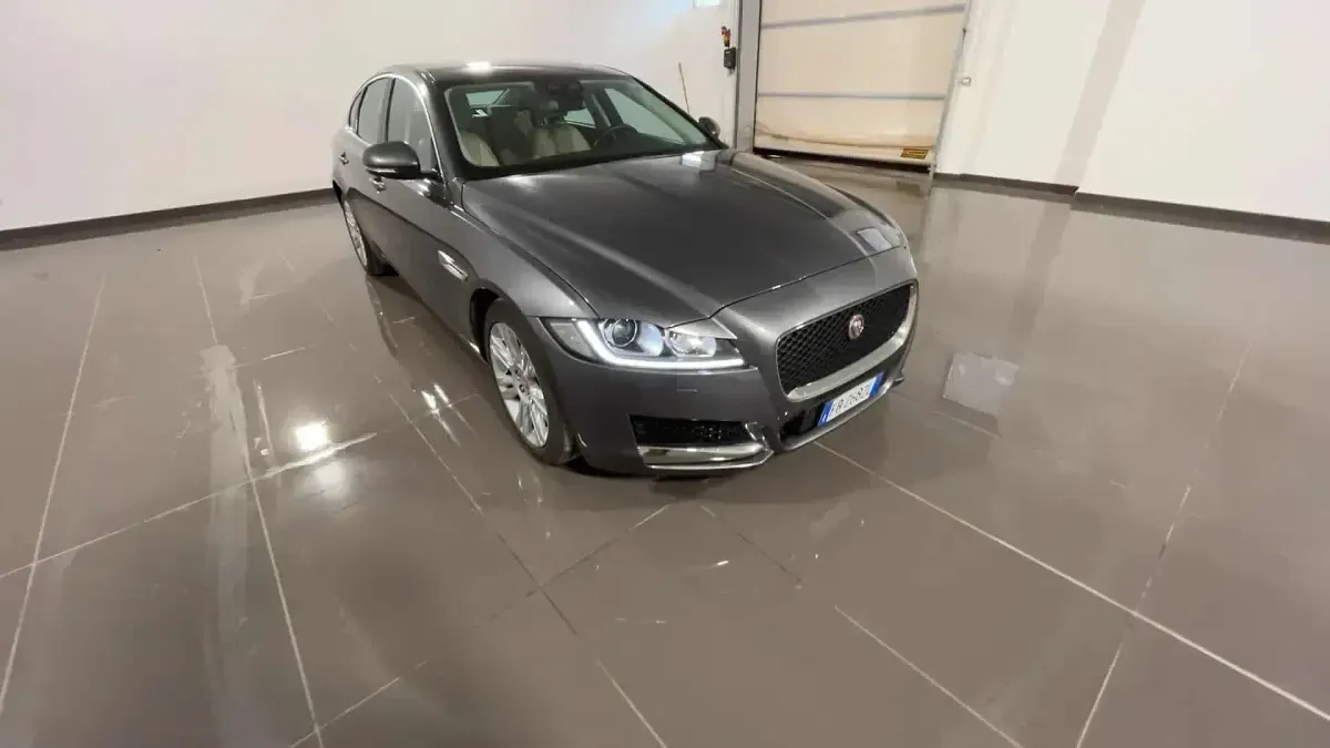 Usata Jaguar XF Prestige 180 CV (132 kW) 2016 Grigio scuro met. Berlina