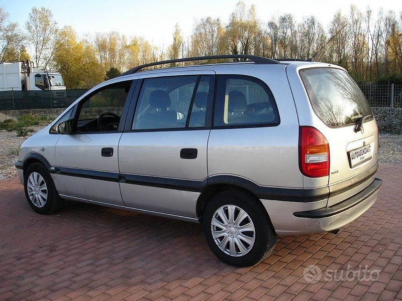 Usata Opel Zafira 101 CV (74 kW) 2002 Grigio Monovolume