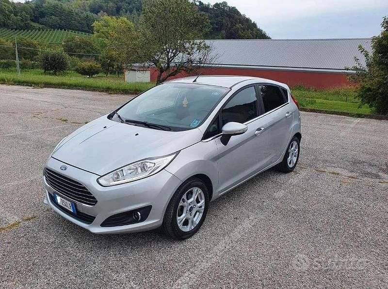 Usata Ford Fiesta Titanium 75 CV (55 kW) 2016 Argento Berlina
