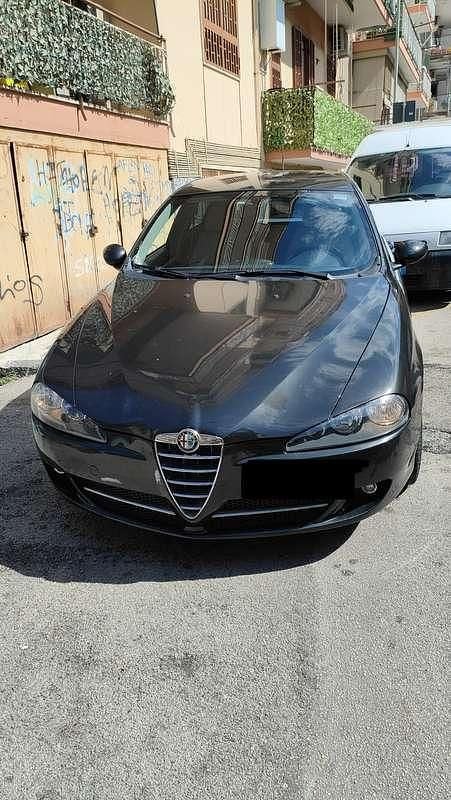 Nero Usata 2006 Alfa Romeo 147 Distinctive Utilitaria | 3800 € (Buon prezzo) - Immagine 1/4