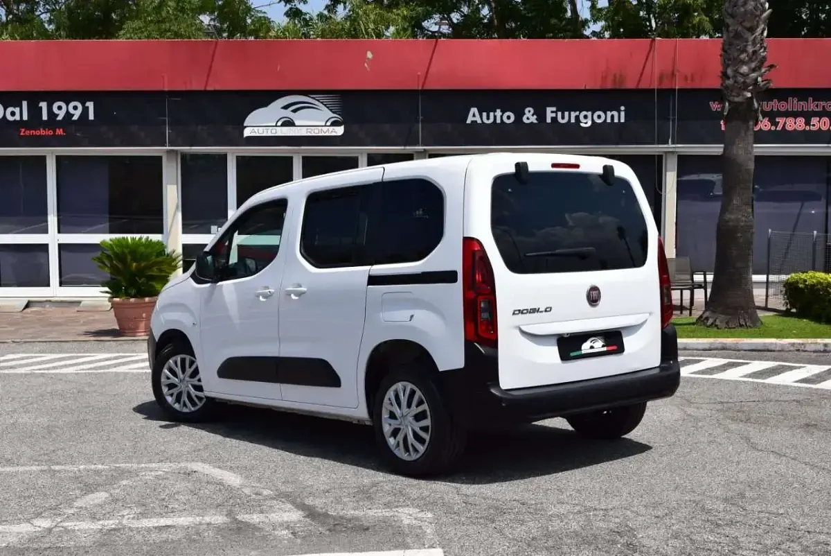 Usata Fiat Doblò 102 CV (75 kW) 2024 Bianco Monovolume