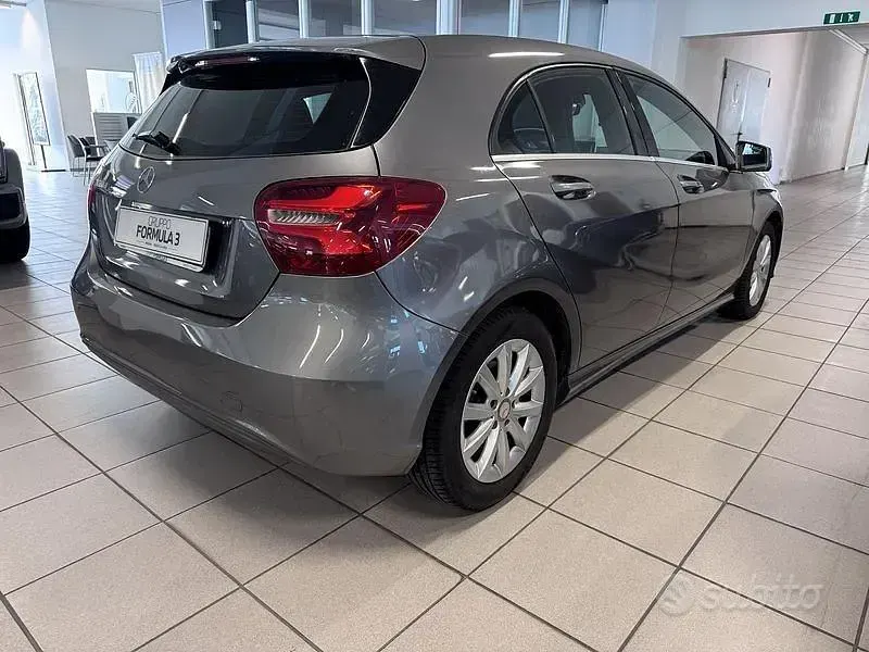Usata Mercedes A180 Business 109 CV (80 kW) 2016 Grigio Berlina