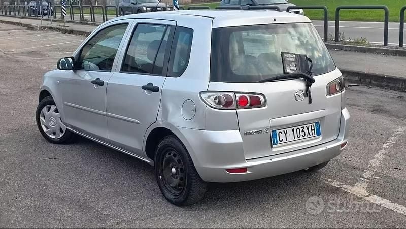 Usata Mazda 2 68 CV (50 kW) 2005 Grigio Utilitaria