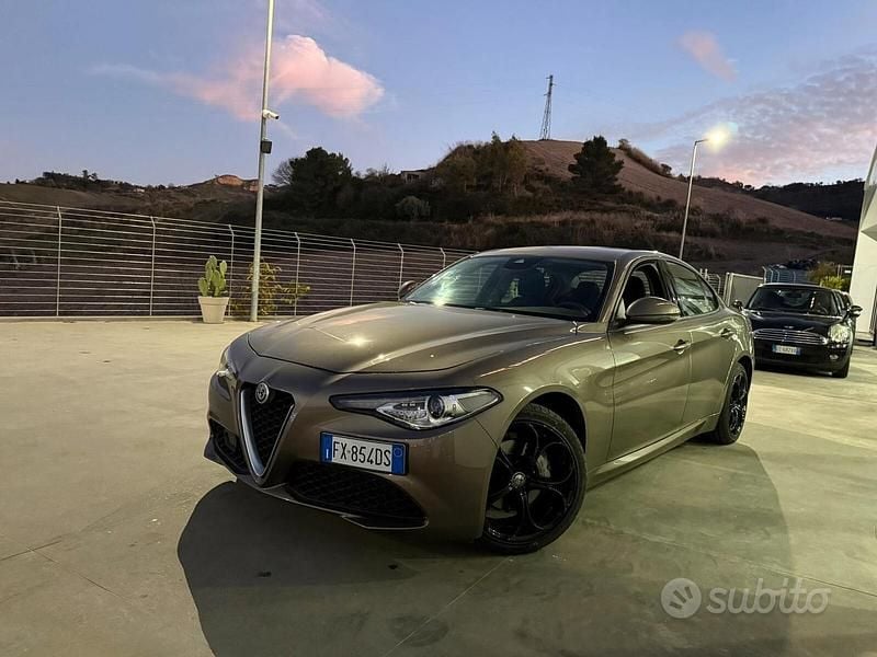 Usata Alfa Romeo Giulia 160 CV (117 kW) 2019 Marrone Berlina