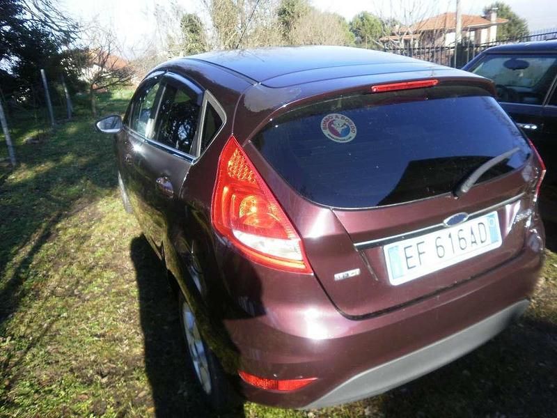 Usata Ford Fiesta Titanium 68 CV (50 kW) 2011 Lilla Berlina