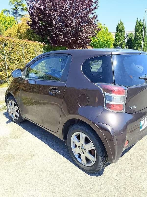 Käytetty Toyota iQ 68 HP (50 kW) 2009 Violetti Viistoperä